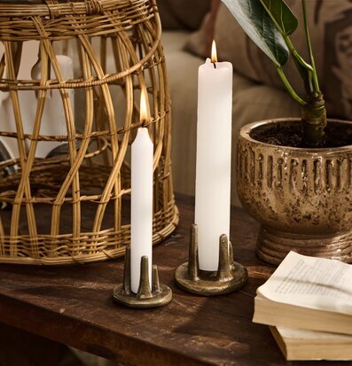 Bild av harmonisk interiör med ljusstakar och växt