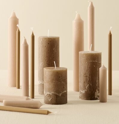 Bild av rustika stearinljus i harmoniska färgtoner