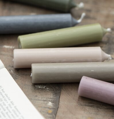 Bild av färgglada rustika stearinljus på träbord