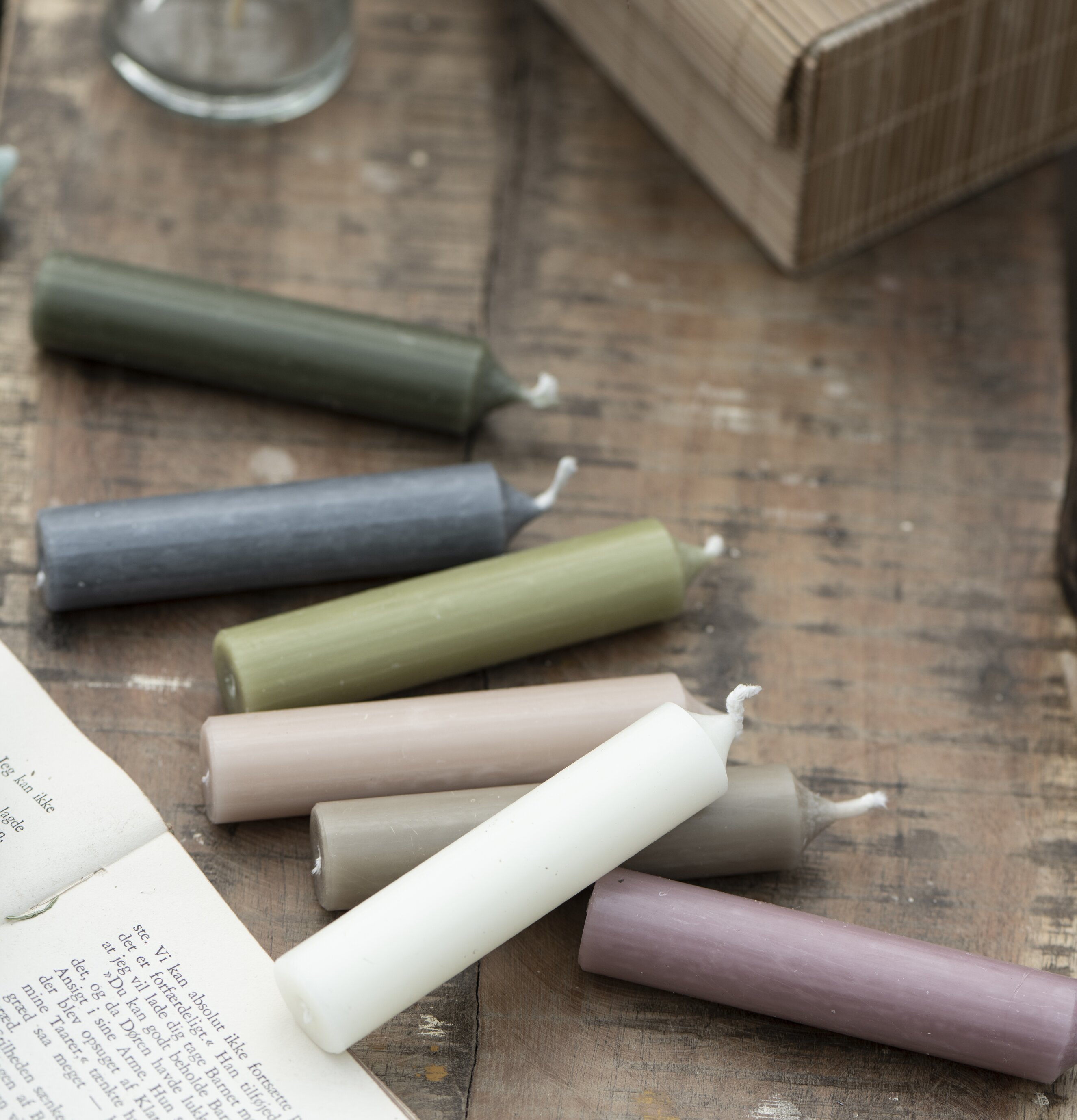 Stearinljus Skogsgrön Rustik från IB Laursen på rustikt bord