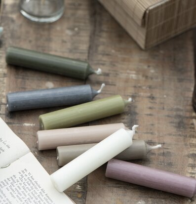 Bild av stearinljus på rustikt träbord i naturliga toner