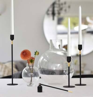Bild av stilfull bordsdekoration med svart ljusstake