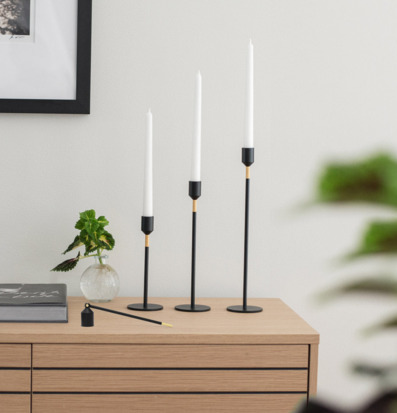 Foto av elegant ljusstakeuppsättning i modern inredning