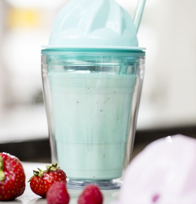 Sweet Milkshake Grön från Sagaform på köksbänk med bär