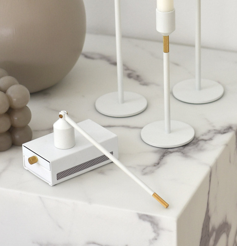 Three Stars Ljussläckare Vit från Solstickan på marmorbord