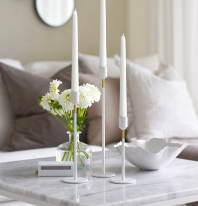 Bild av elegant inredning med ljusstakar och blommor