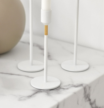 Bild av elegant vit ljusstake med guldtonade detaljer