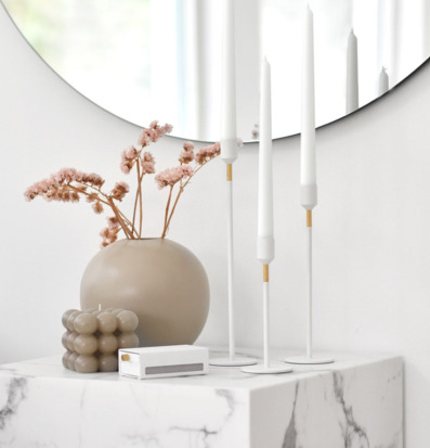 Bild av elegant inredning med ljusstake och marmor