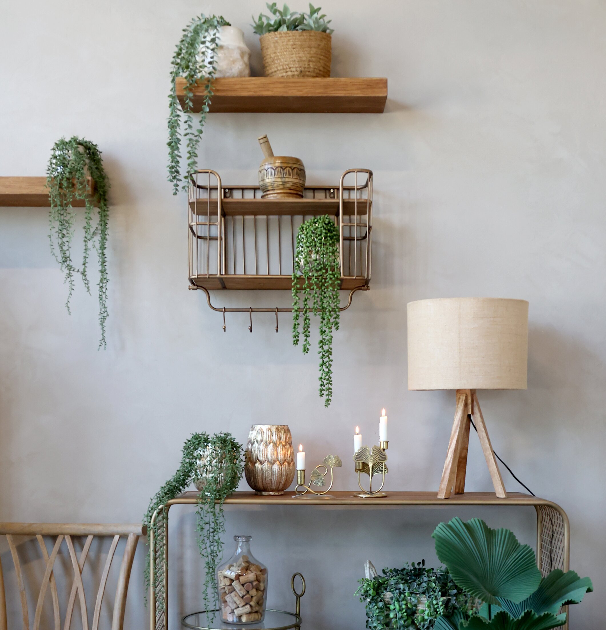 Bild av harmonisk inredning med rustik vägghylla