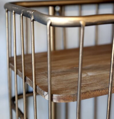 Bild av elegant och funktionell vägghylla i mässing