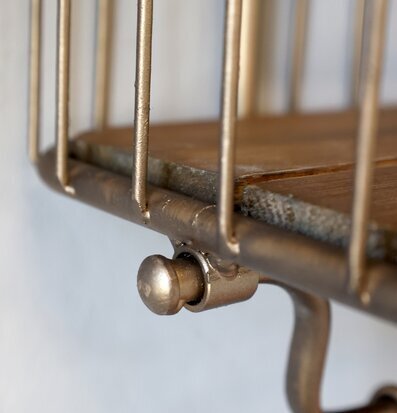 Foto av klassisk vägghylla med antik mässingsfinish