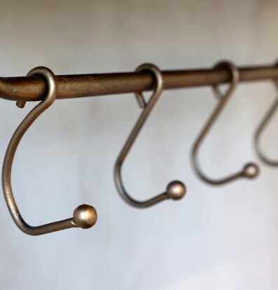 Foto av elegant väggkonstruktion med antika krokar