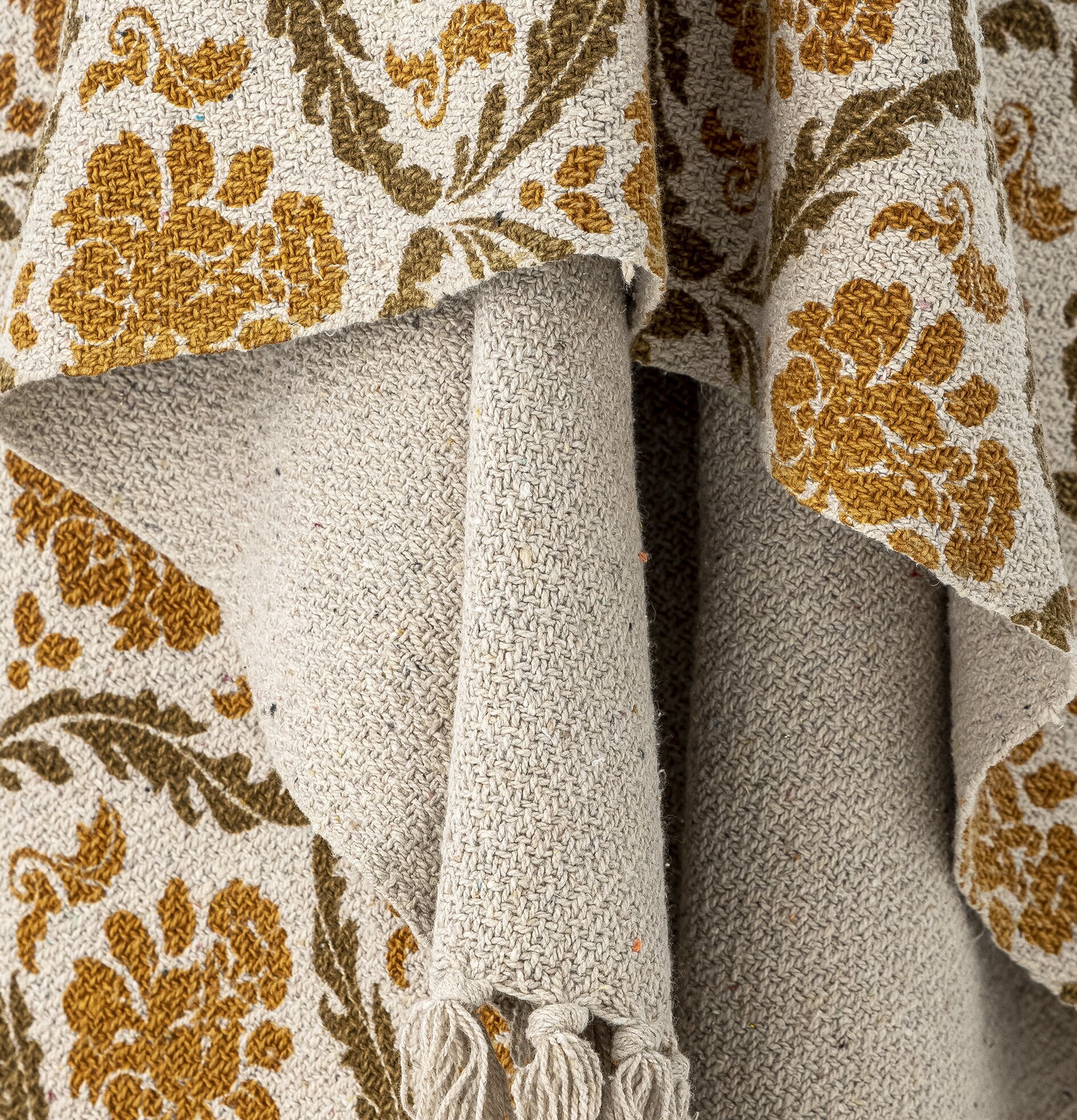 Pläd Hanny Gul/Natur från Bloomingville i rustik miljö