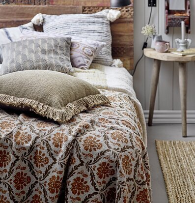 Bild av charmigt sovrum med rustik och modern design