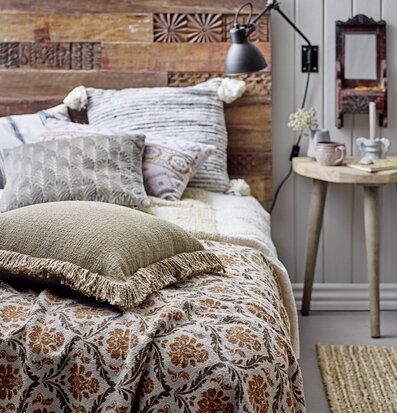 Bild av harmonisk sovrumsinredning med jordnära toner