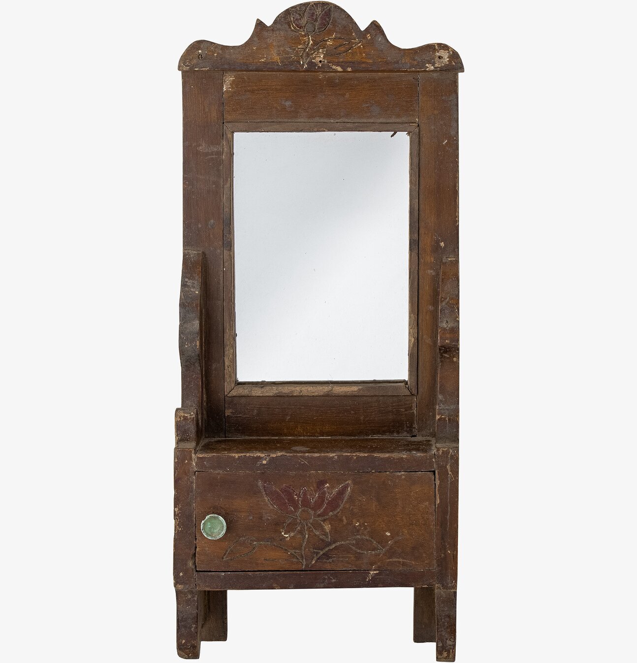 Bild av rustik spegel med trädetaljer och förvaring