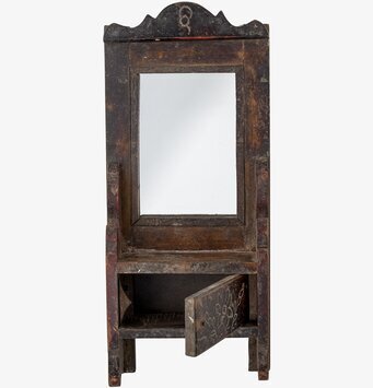 Bild av rustik spegel med charmig träram och förvaring