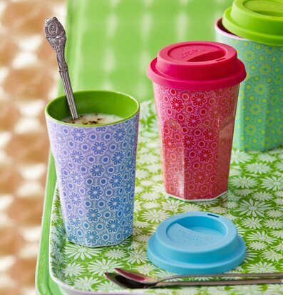 Bild av färgglada rese-muggar och detaljerade skedar