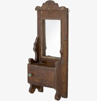 Bild av spegel med rustik träram och dekorativa sniderier