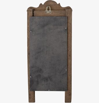 Bild av rustik träram med metallhängare och bultar