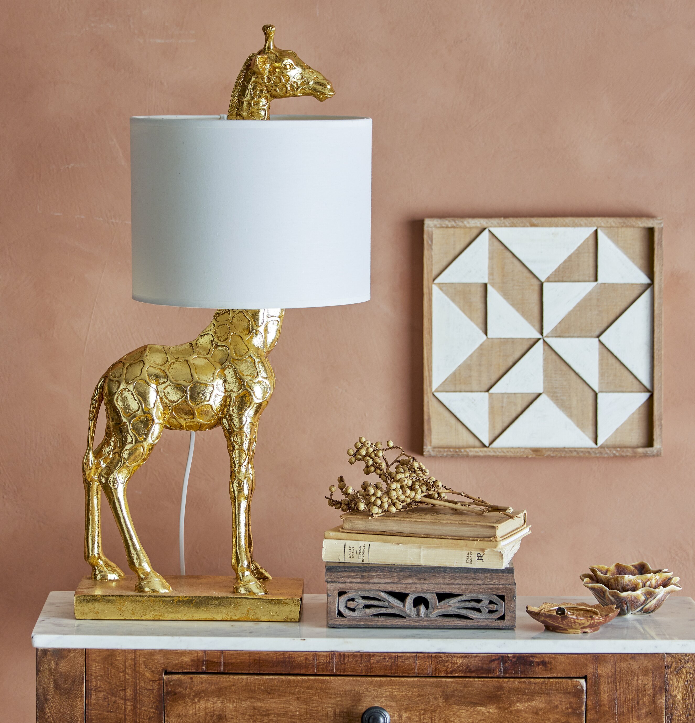 Bild av elegant inredning med unik bordslampa