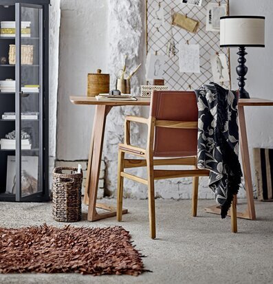 Bild av harmonisk interiör med stilrena detaljer