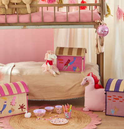 Bild av färgglatt barnsovrum med fantasifullt tema