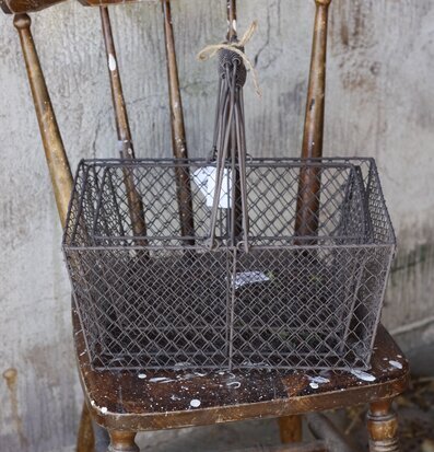 Bild av nätkorgar på rustik stol i industriell miljö