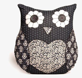 Bild av lekfull kudde med blommiga mönster och detaljer