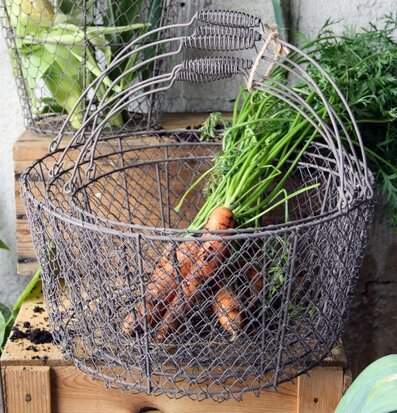 Bild av runda nätkorgar med handtag och grönsaker