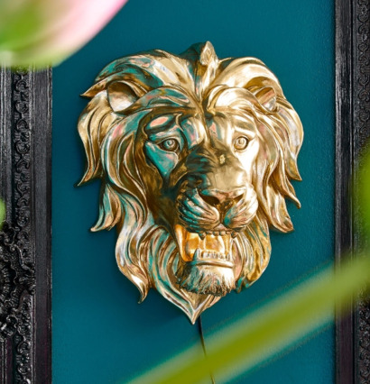 Bild av en distinkt vägglampa i form av lejonhuvud