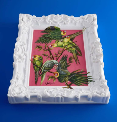 Bild av papegojor i livfulla färger och elegant ram