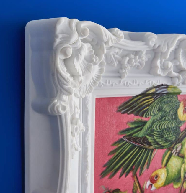 Bild av färgglatt konstverk med rik ornamenterad ram