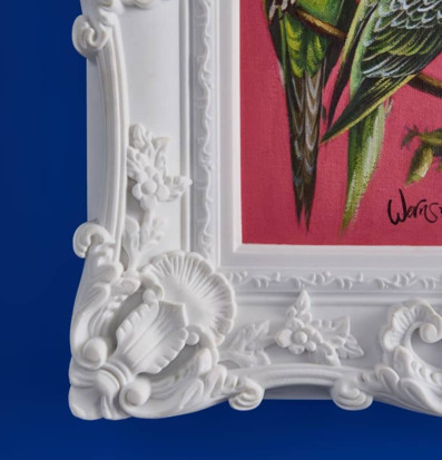 Foto av detaljrik tavla med livfull fågel och ram