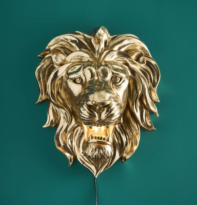 Vägglampa King Lion från Werner Voss på mörkgrön vägg