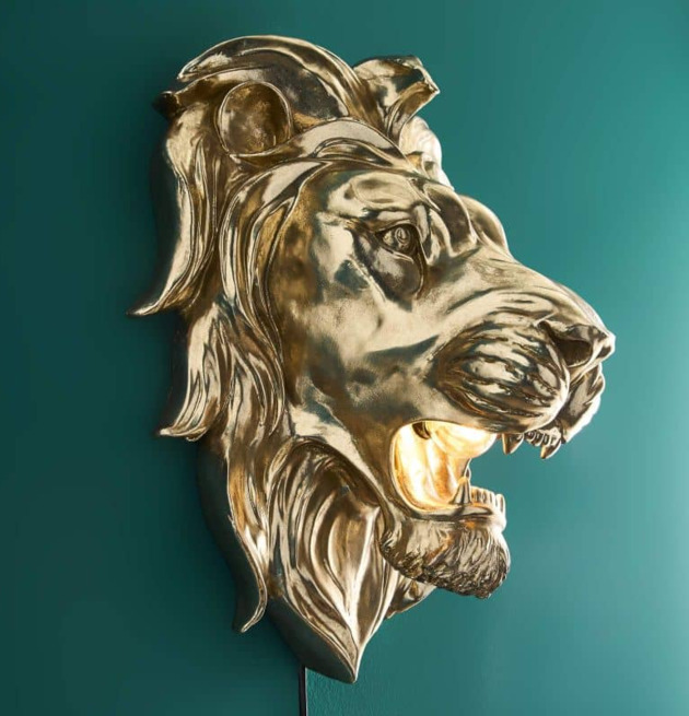 Vägglampa King Lion från Werner Voss på djupgrön vägg