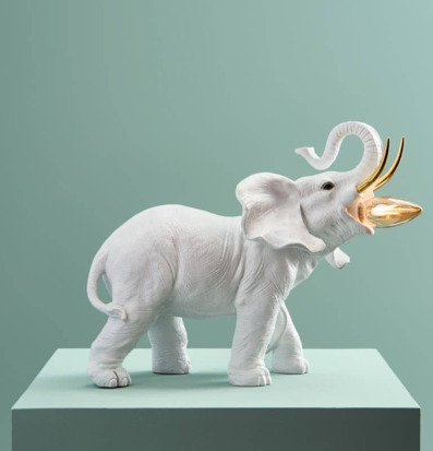 Foto av unik bordslampa i vit och guld design