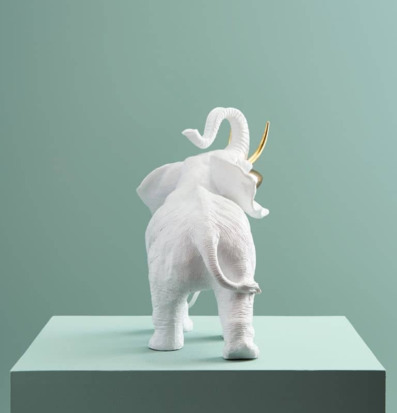 Bild av elegant elefantlampa i vitt och guld