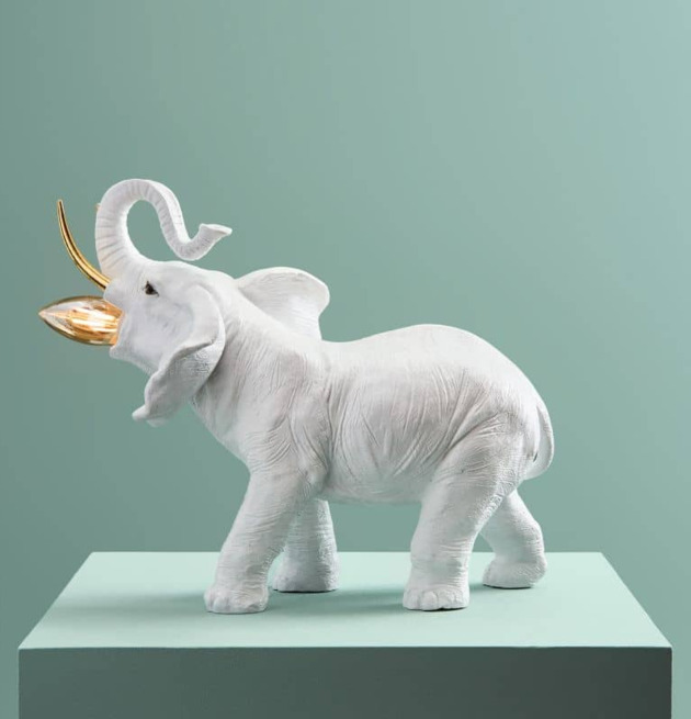 Bordslampa Dumbo Vit/Guld från Werner Voss på mintgrön podium