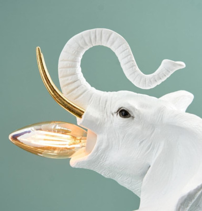 Bild av unik bordslampa i vit och guld design