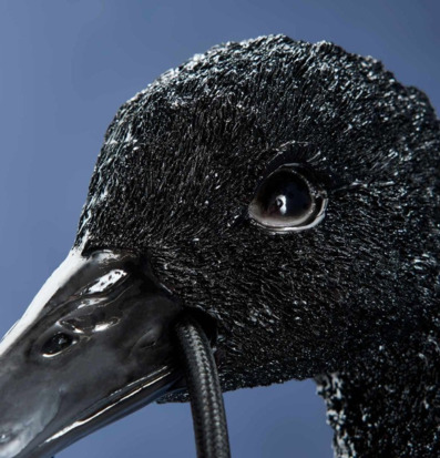 Bild av elegant svart vägglampa med svanmotiv