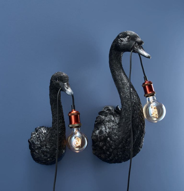 Vägglampa Svan Baby Petra Svart från Werner Voss på blå vägg