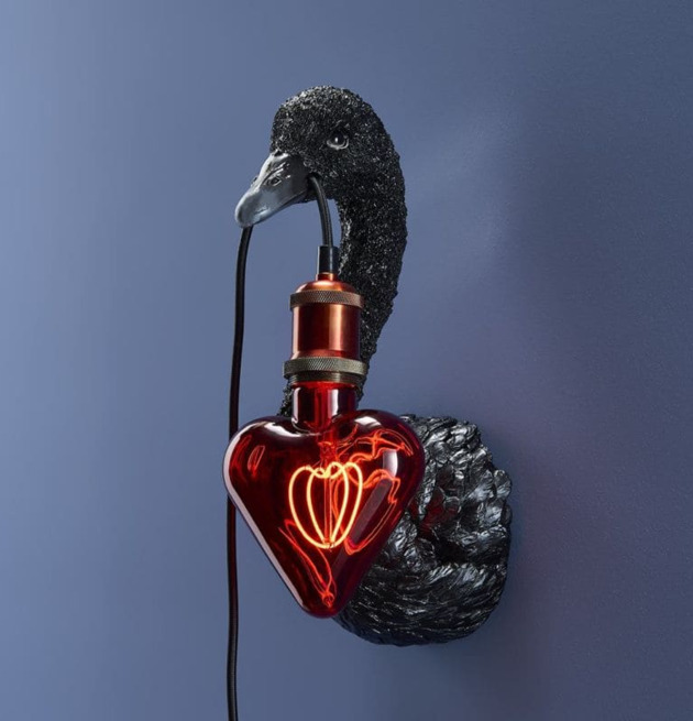 Vägglampa Svan Baby Petra Svart från Werner Voss med hjärtlampa