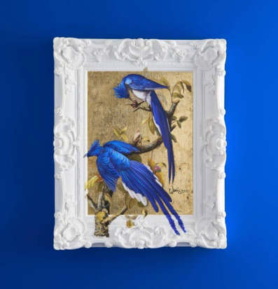 Bild av fåglar på gyllene bakgrund med blå detaljer