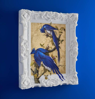 Bild av konstnärlig tavla med fåglar och vit ram