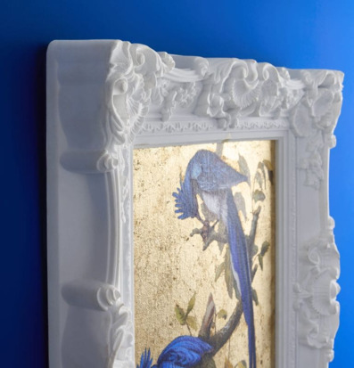 Foto av konstnärlig tavla med elegant ram och motiv