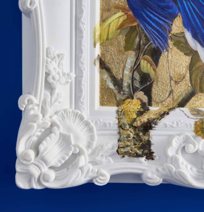 Bild av detaljerad tavla med blå fågel och vit ram