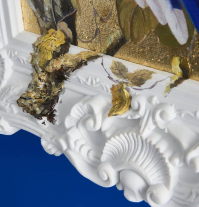 Bild av detaljerad vit ram med snäckmönster och tavla