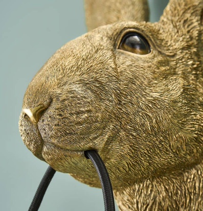 Bild av dekorativ vägglampa med kaninmotiv i guld