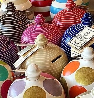 Bild av färgglada och unika sparbössor i olika mönster